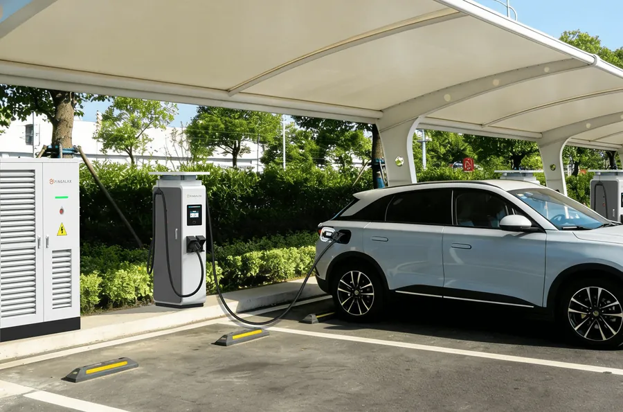 Voiture électrique en charge sur une borne PINGALAX dans un parking couvert