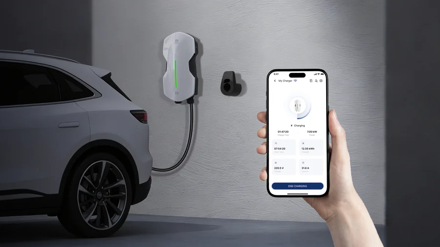 Wallbox PINGALAX RACE fixée au mur d'un garage, recharge pilotée depuis un smartphone